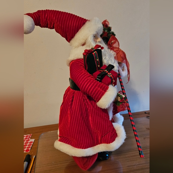 Large Santa Bearing Gifts Figurine - Picture 3 of 6